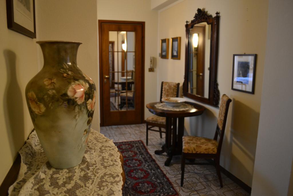 Le Bouganville Apartment Desenzano del Garda Zimmer foto